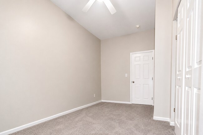 Building Photo - 500 E Ormsby Ave