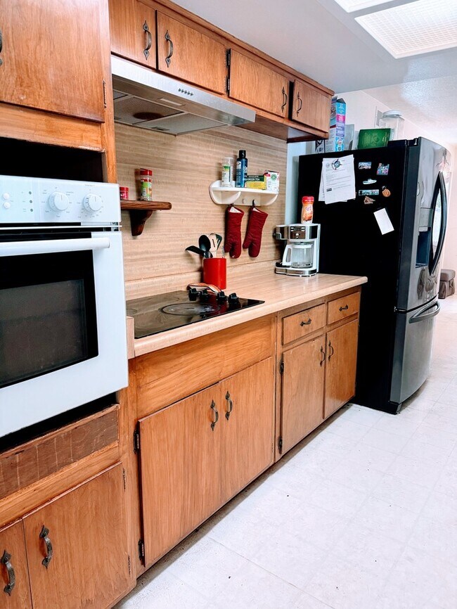 Building Photo - 2 Rooms Available in Spacious 4-Bedroom Ho...