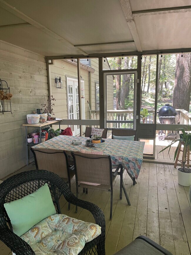 Building Photo - 1543 Hillhaven Dr