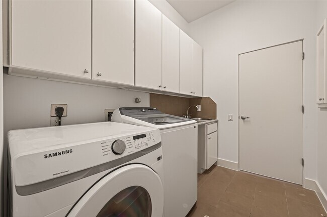 Building Photo - 6014 Fairdale Ln