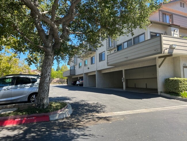 Building Photo - 3 bed, 2 1/2 bath Thousand Oaks Townhome