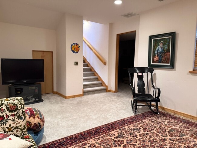 Building Photo - 203 Camas Loop E