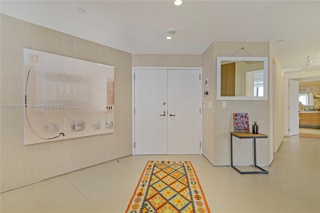 Building Photo - 520 Brickell Key Dr