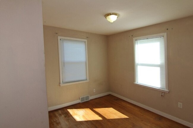 Building Photo - 740 1/2-740 1/2 Sunset St