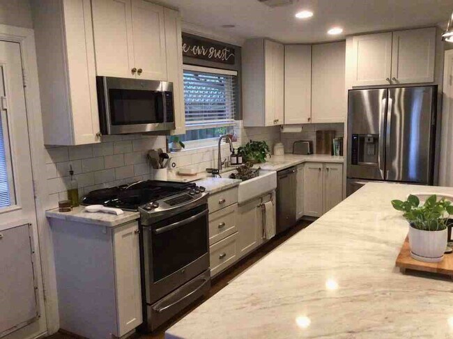 Building Photo - 10313 Shadow Oaks Dr