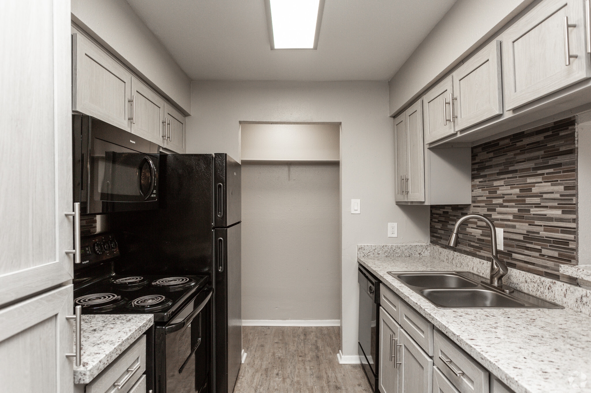 2BR, 1BA - 853SF Kitchen - Silvermine