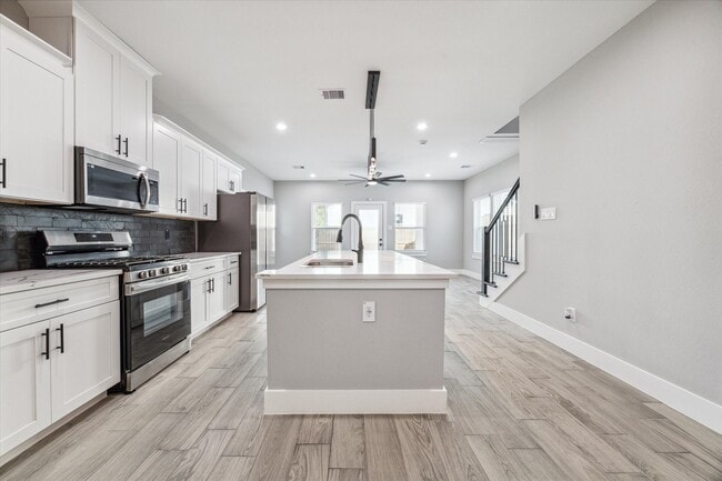 Building Photo - 926 Granville Dr