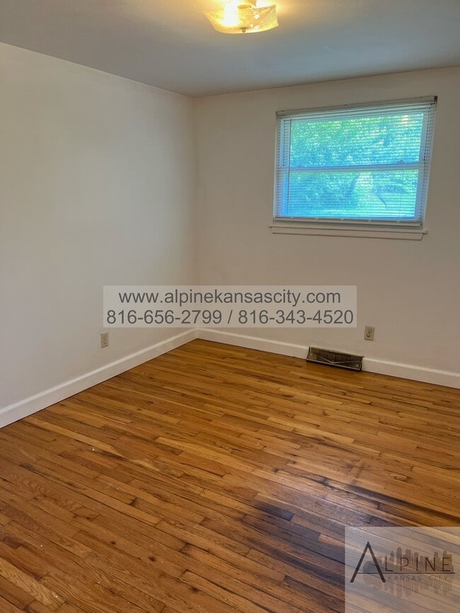 Building Photo - Ranch Home Near Gladstone!
