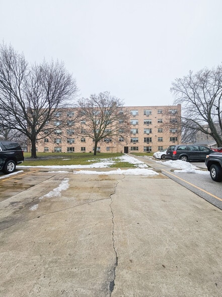 Building Photo - 1745 W Highland Ave