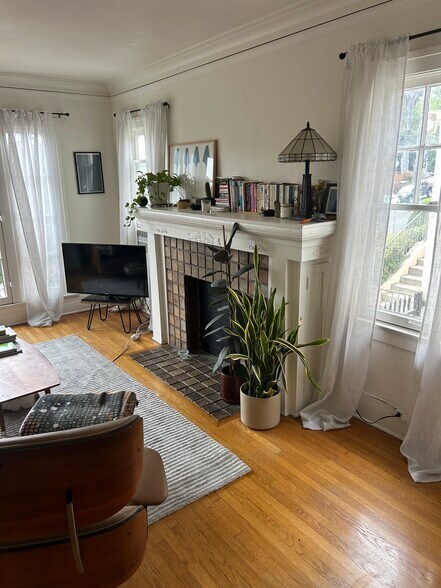 Building Photo - 1417 1/2 Maltman Ave