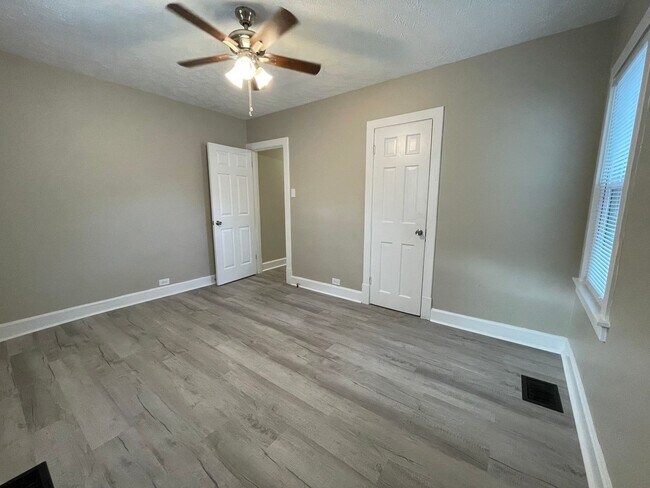 Building Photo - Newly Renovated Just For You!