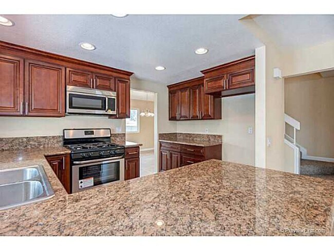 Building Photo - 3 Bedroom 2.5 Bath Home Near Lake Calavera!