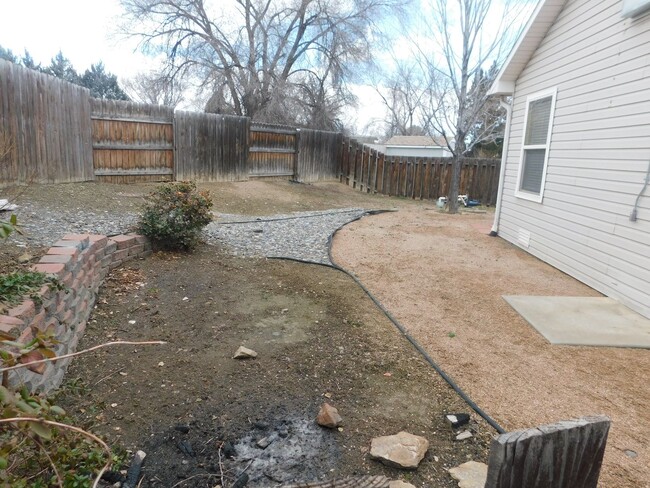 Building Photo - 3 bedroom home with fenced yard and garage...
