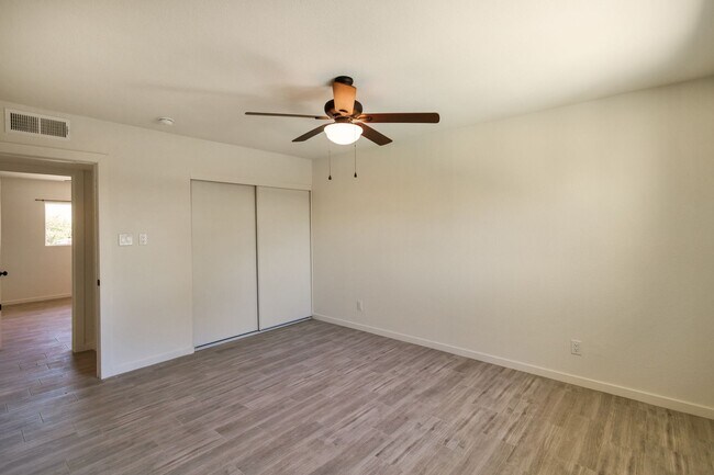 Building Photo - Huge Yard backing the 60.  5 Bed 3 Bath house at ASU