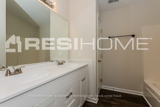 Building Photo - 632 Zellwood Dr