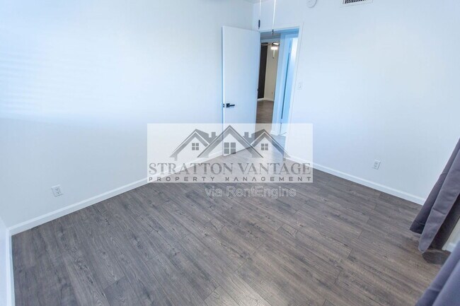 Building Photo - 111 E Manhatton Dr