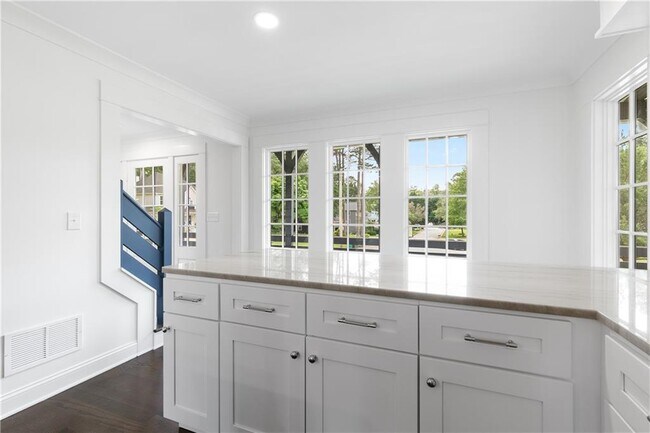 Building Photo - 1296 Hilton Dr