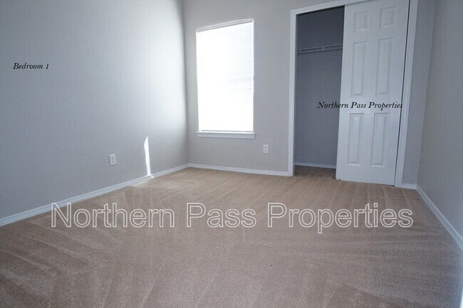 Building Photo - 807 Jaime St