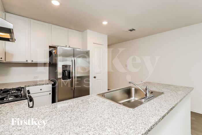 Building Photo - 10422 McClintock Dr