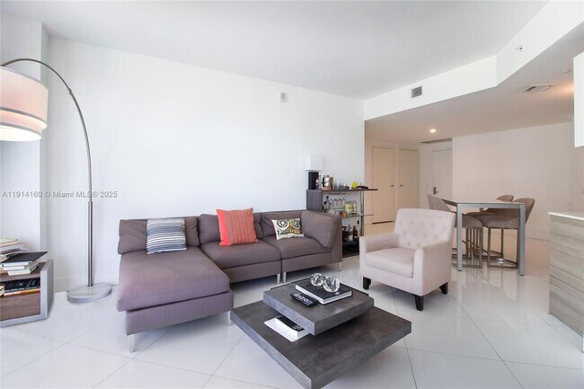 Building Photo - 1300 Brickell Bay Dr