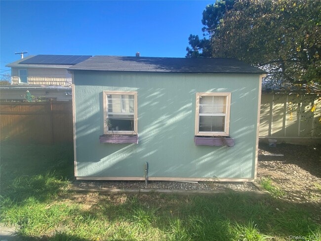 Building Photo - 8 Willow St