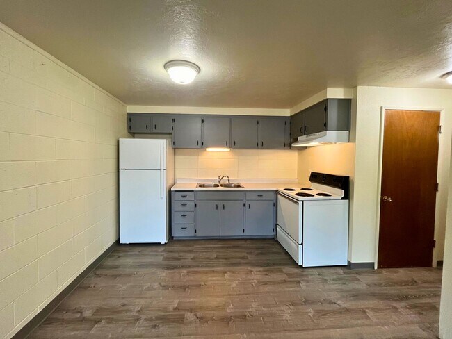 Building Photo - (CAM 10)  Very Nice Large 1 bed Apt - Clos...