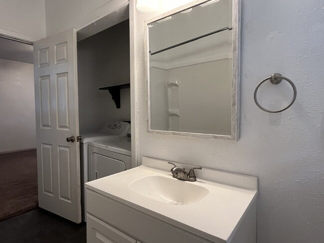 Building Photo - 3 Bedroom House for Lease!!