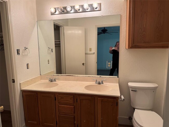 Building Photo - 709 Shade Tree Dr