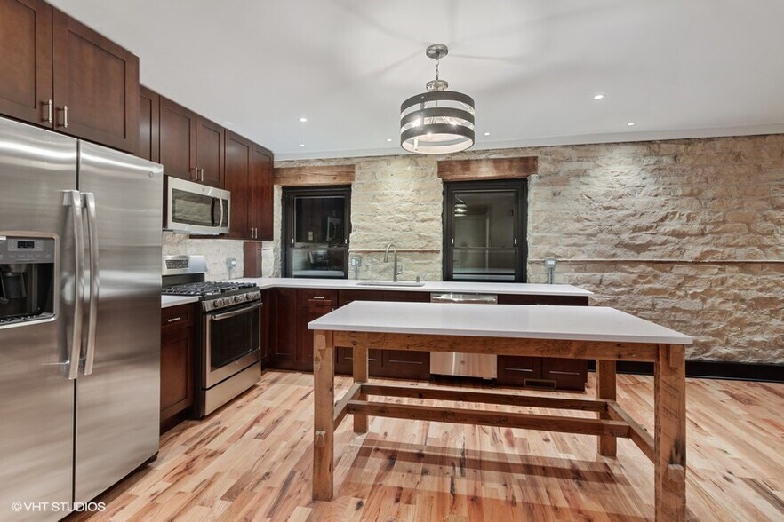 Kitchen - 220 E Illinois St