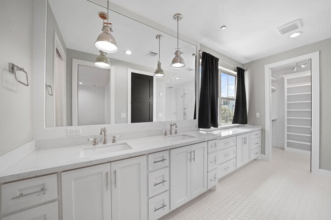 Building Photo - 5343 Larkin St