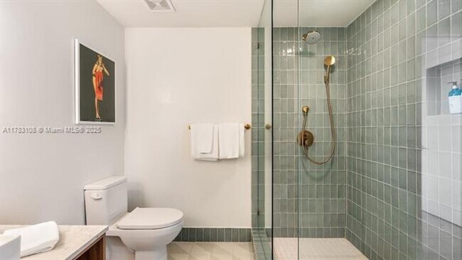 Building Photo - 601 NE 1st Ave