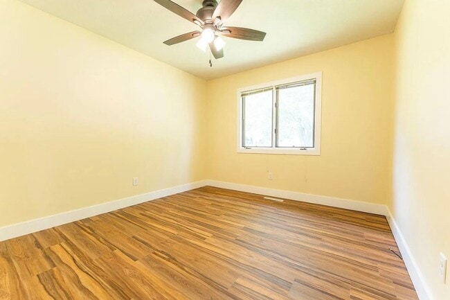 Building Photo - 3 Bed 2 Bath 2 Car Garage Home Southwest Springfield MO!!