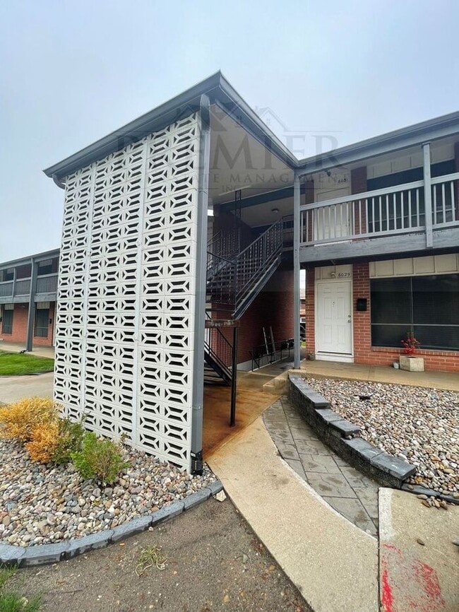 Primary Photo - 6011 Barton Ave