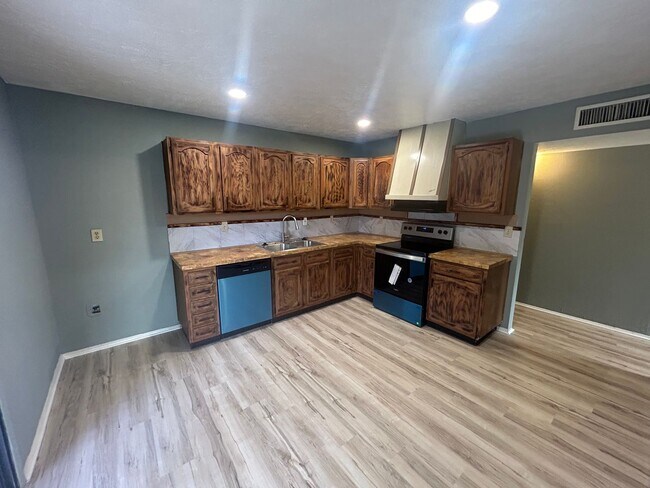 Building Photo - Blend of comfort and convenience