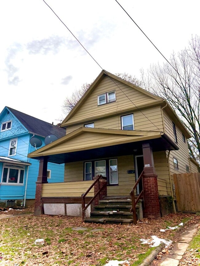 Building Photo - Charming 4-bedroom, 1-bathroom home located in the vibrant city of Cleveland