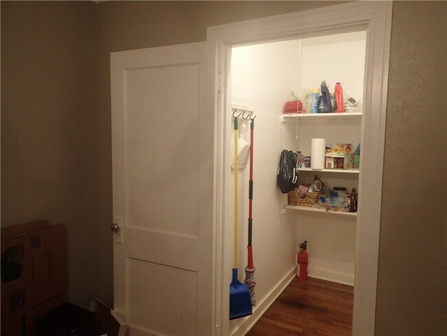 Building Photo - 5918 La Vista Dr