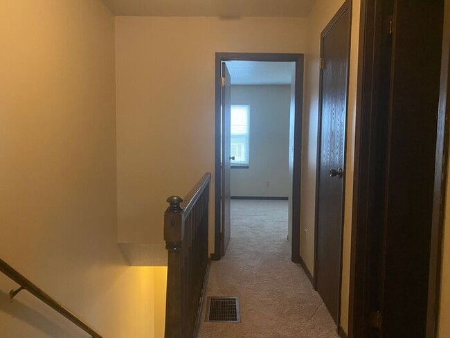 Building Photo - $1,250 | 2 Bedroom, 2.5 Bathroom Townhome ...