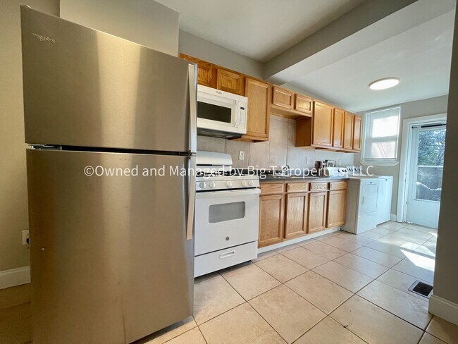 Building Photo - Updated Townhouse in trending location!