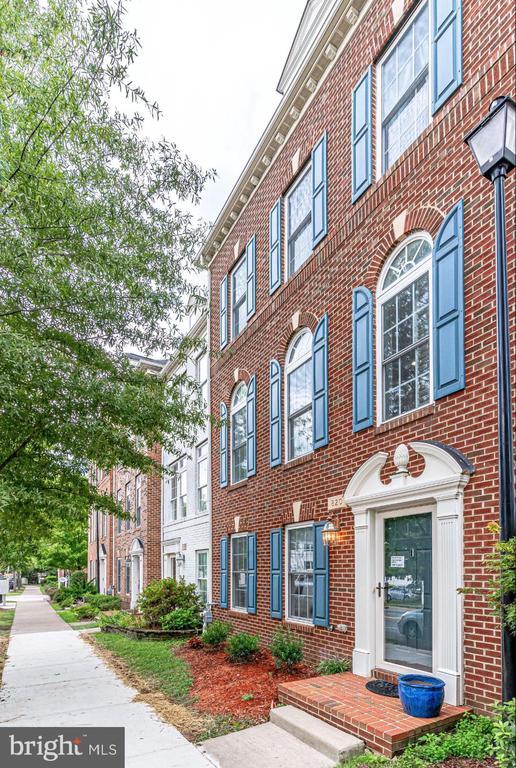 Building Photo - 820 W Glebe Rd