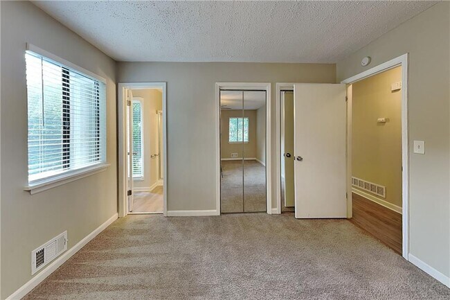 Building Photo - 3013 Alberta Dr