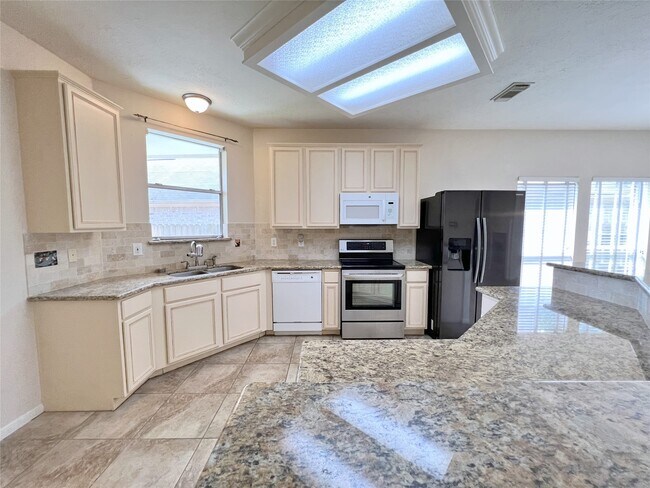 Building Photo - 4723 Silverlake Dr