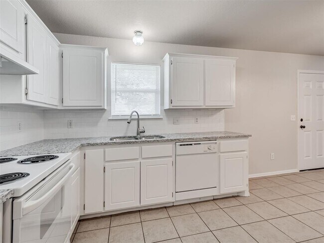 Building Photo - 949 N Windermere Dr
