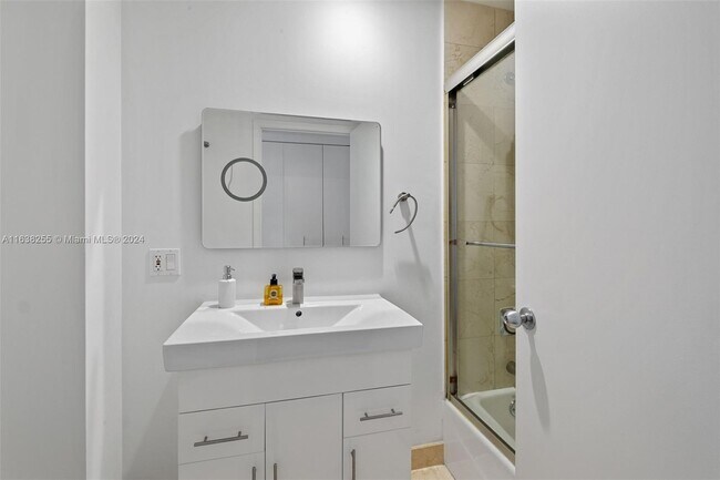 Building Photo - 808 Brickell Key Dr
