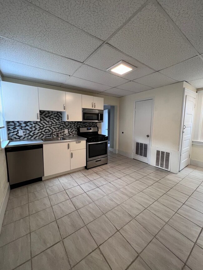 Building Photo - Spacious 1BR Apt now showing!