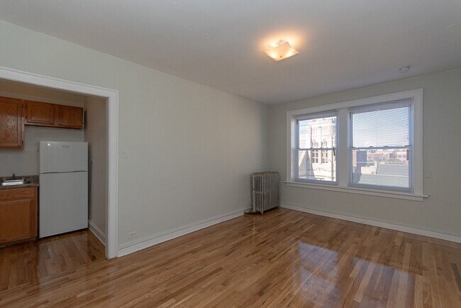 Building Photo - 708 W Belmont Ave