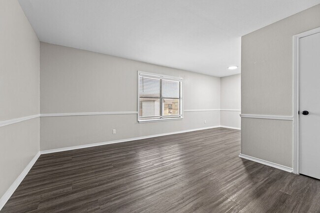 Building Photo - Your Charming 2/1 Apartment in Waxahachie Awaits - Perfect for a Small Family or Remote Worker! A...