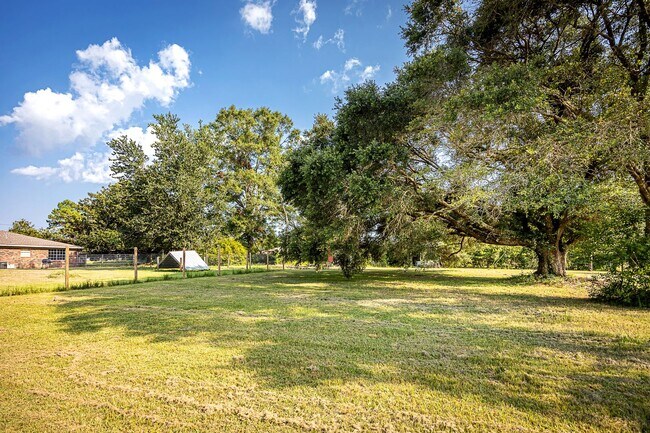 Building Photo - Move in ready 3 Bed 2 Bath Home in East Central School District!