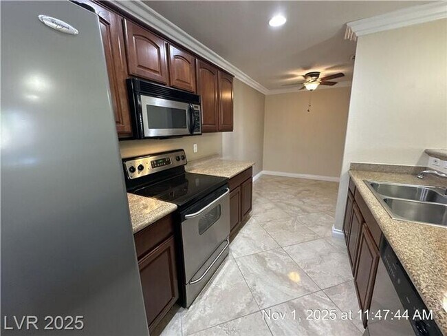 Building Photo - FANTASTIC 1ST FLOOR UNIT IN GATED COMMUNIT...