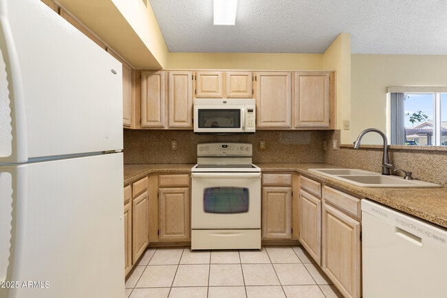 Building Photo - 1120 N Val Vista Dr