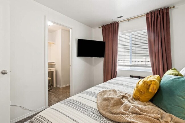 Building Photo - 216 Cliff Swallow Ave